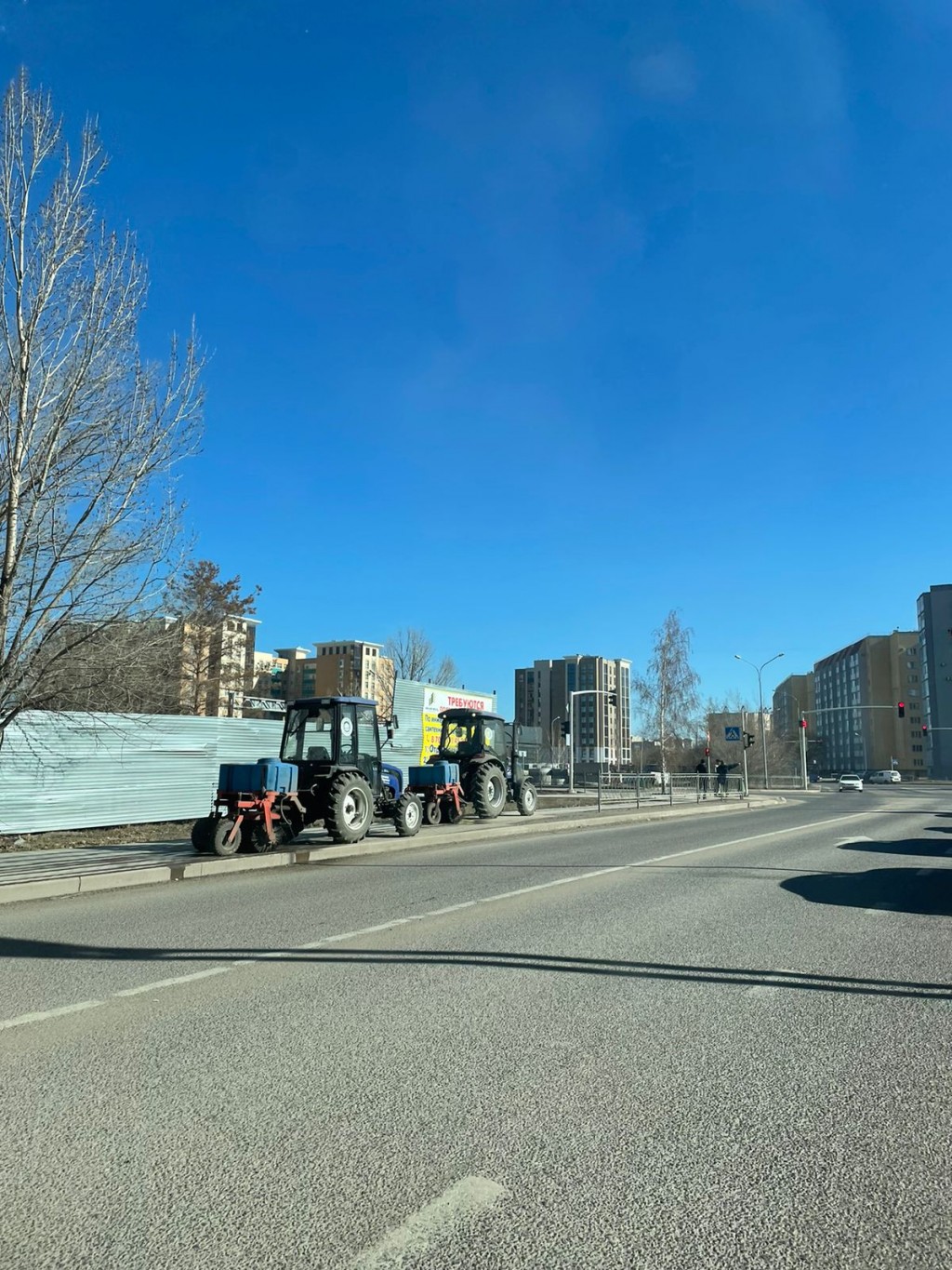 Как показала себя спецтехника для очистки тротуаров в первые месяцы работы в Караганде