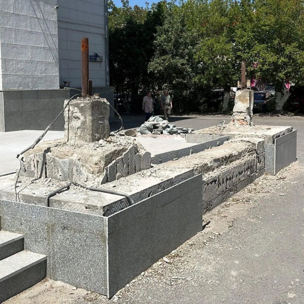 Вандализм? Карагандинцы жалуются на сломанные фонари у Дворца спорта