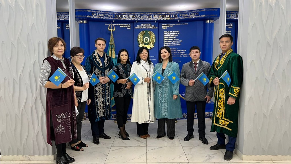 Госслужащие Караганды пришли на работу в национальных костюмах