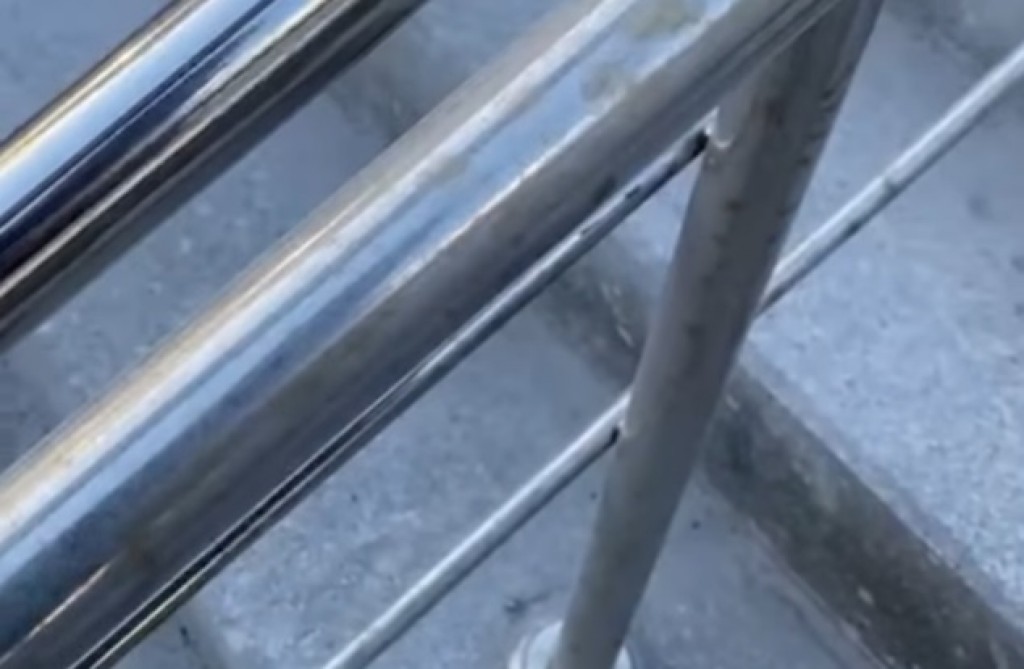 Ржавчина на поручнях в подземных переходах? Карагандинцы пожаловались на рыжий налёт