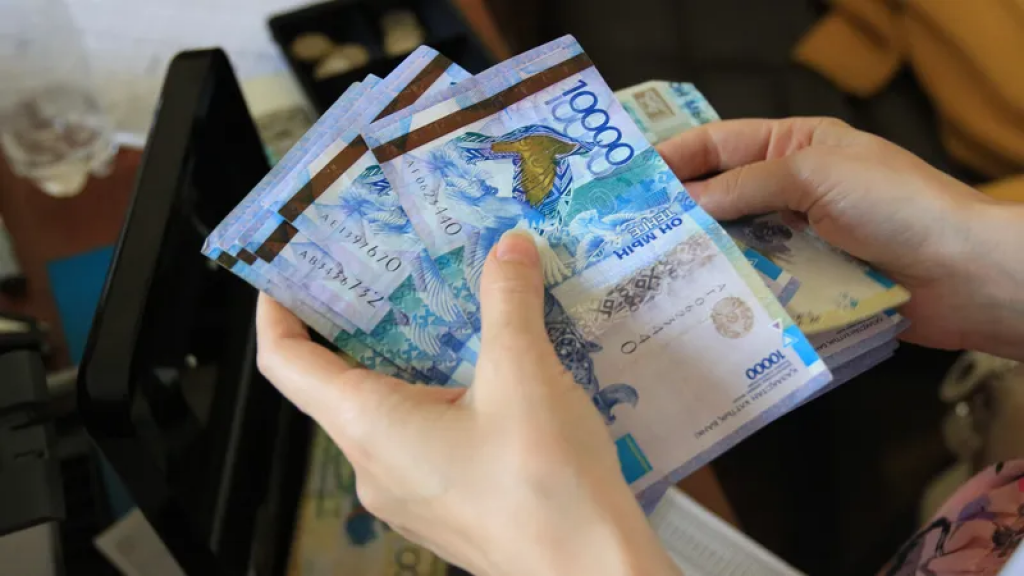 Есть ли запрет на выплату зарплаты наличными деньгами работникам госпредприятий