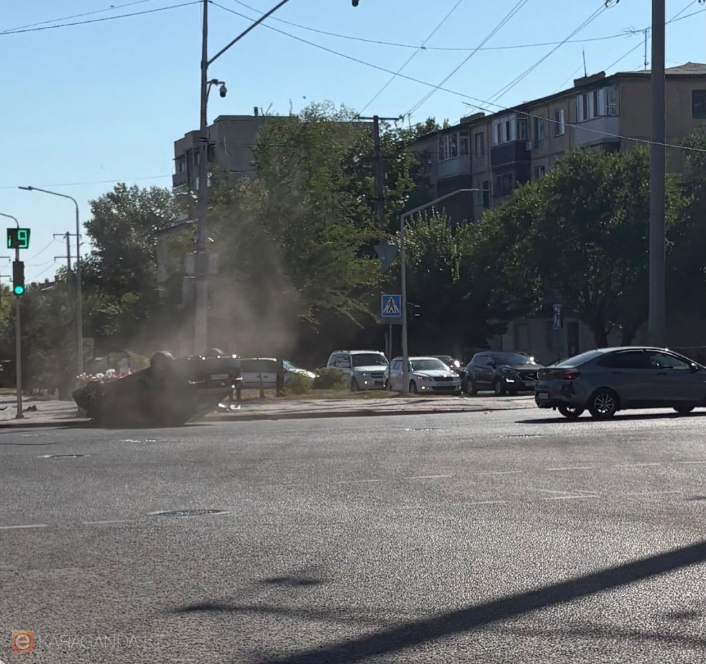 Утреннее ДТП в центре Караганды: автомобиль перевернулся на перекрёстке Гоголя — Алиханова