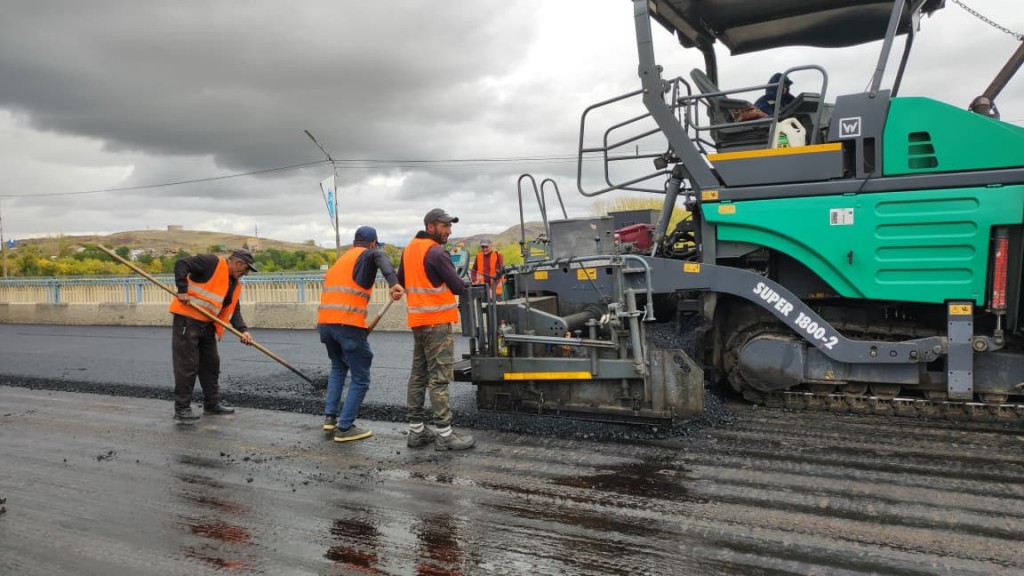 Часть дорог в Темиртау ремонтируется «в кредит доверия»