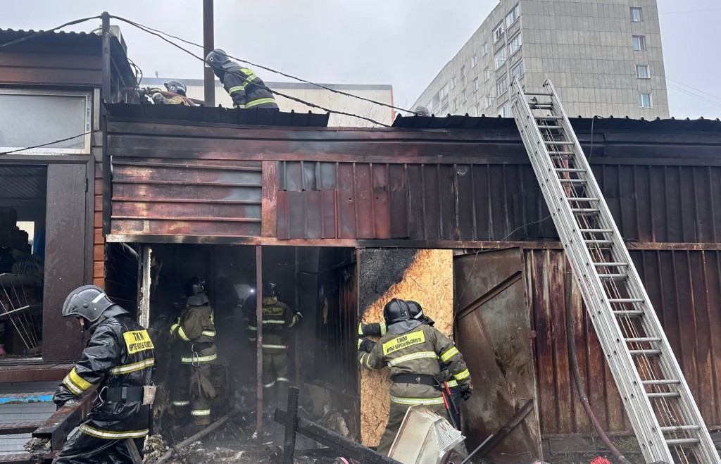 В Караганде загорелся склад на территории рынка «Қайрат»