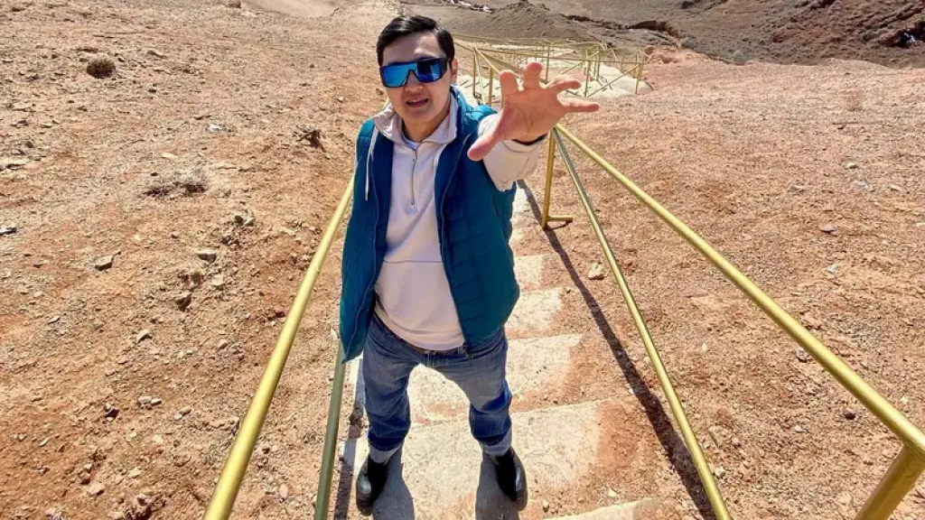 Карагандинец без руки и ноги первым в истории Казахстана переплыл Боровое