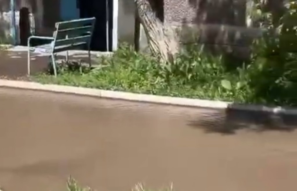 Большой поток воды затопил один из дворов Караганды