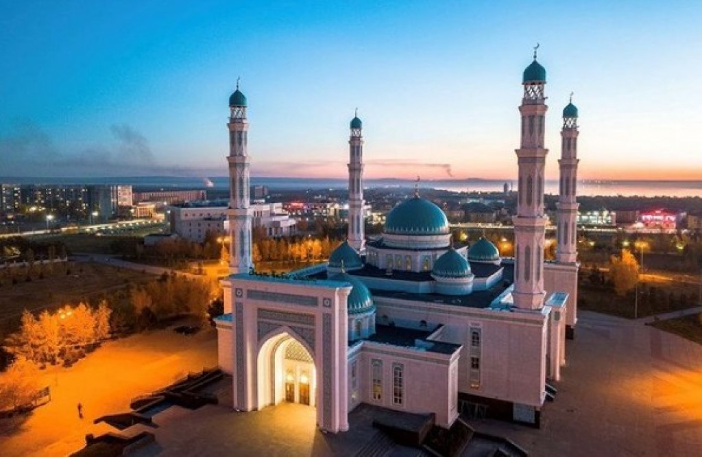 Главный вход к Карагандинской областной мечети временно перенесли из-за ремонтных работ