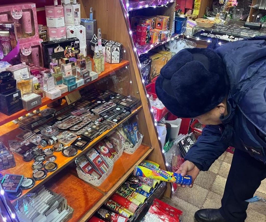 Троих жителей Карагандинской области оштрафовали за нарушения при продаже пиротехники