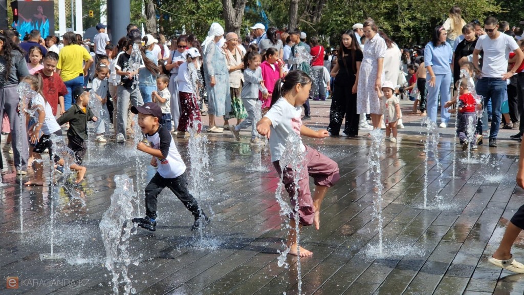 В парке Майкудука вновь заработал сухой фонтан