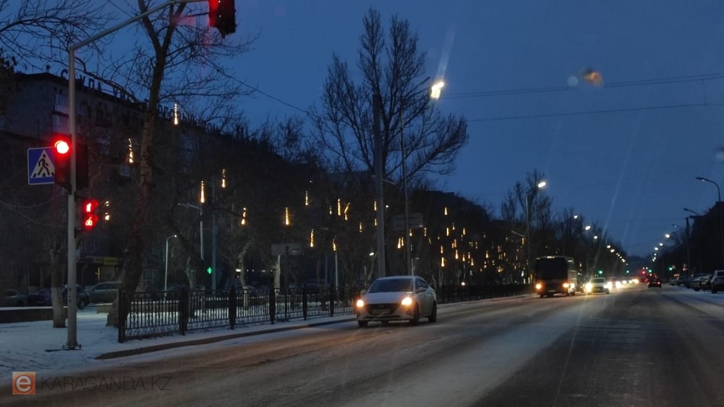 Новогодней подсветкой украсили проспект Абдирова в Караганде