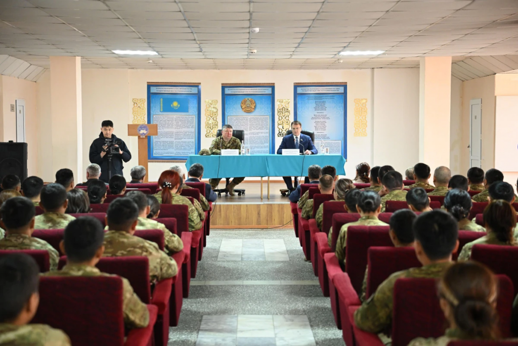 Сенаторы проверили казармы и призвали повысить статус военной службы