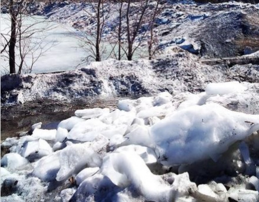 В Караганде приведут в порядок территорию в Центральном парке, куда свозили снег и лёд с катка