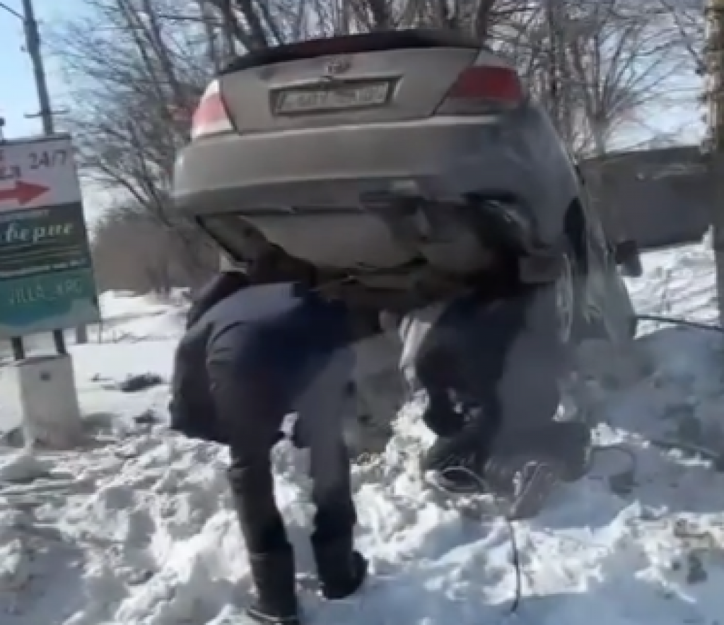 В Караганде автомобиль вылетел с дороги и оказался зажат между деревьями
