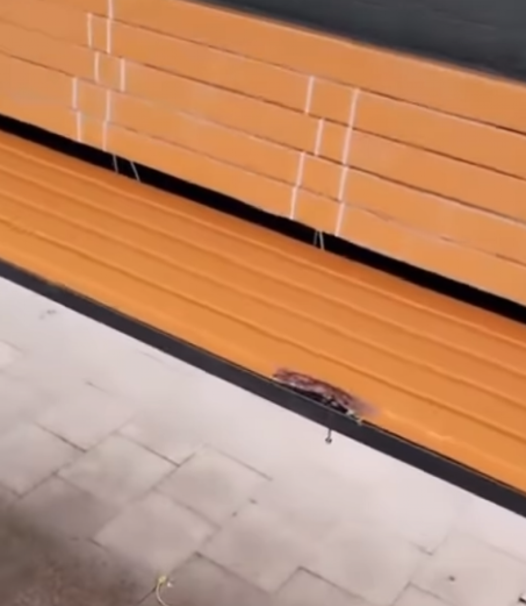 Новую остановку у театра Станиславского в Караганде уже успели повредить