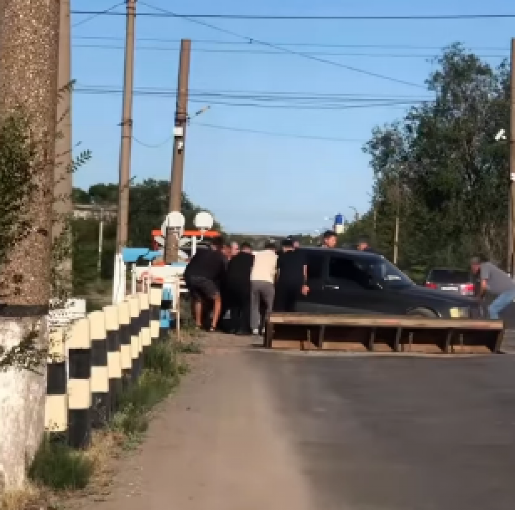 В Караганде машина заглохла на ЖД переезде