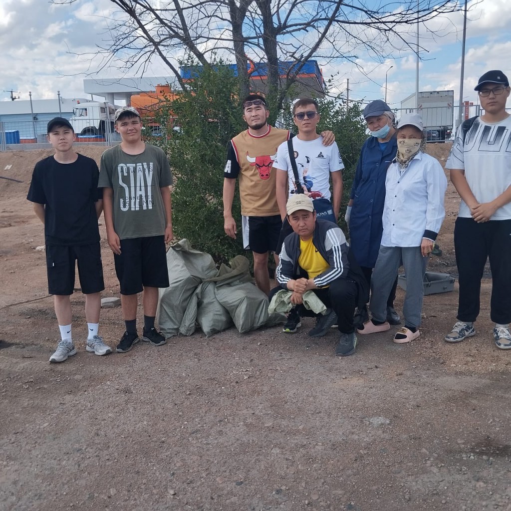 250 мешков мусора собрали балхашцы с участка трассы Алматы - Екатеринбург