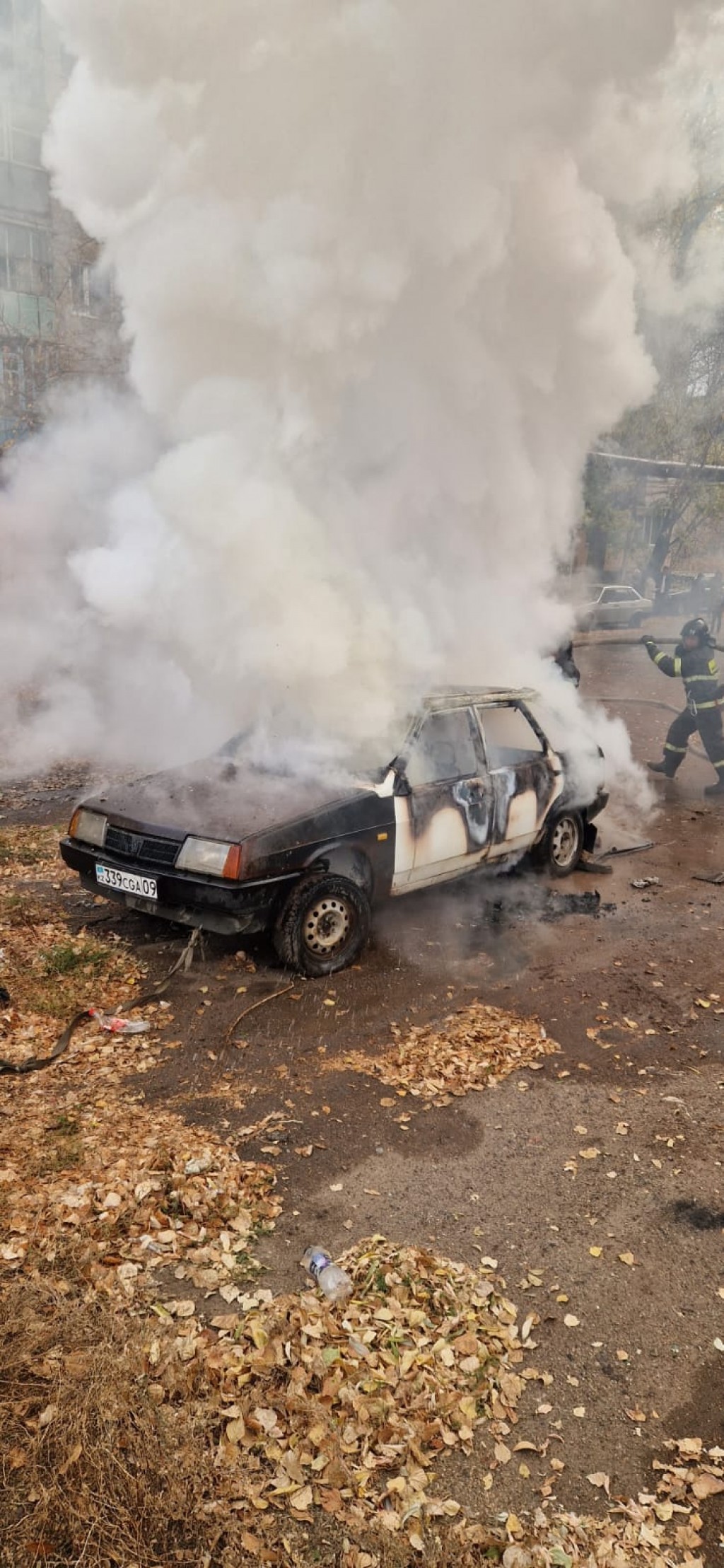 Легковой автомобиль горел в одном из дворов Караганды