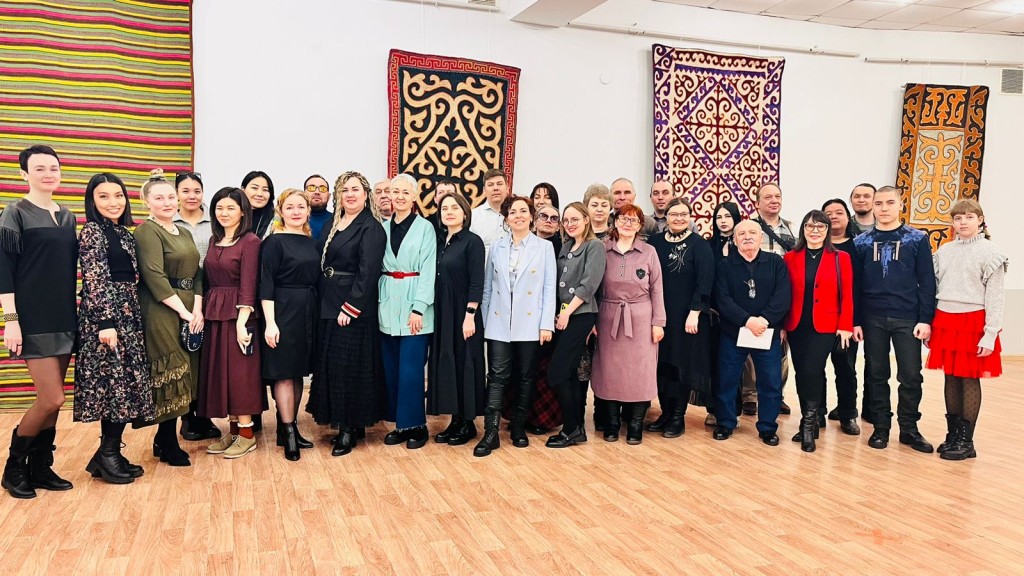 Собственные стихи на трех языках читали поэты в Караганде