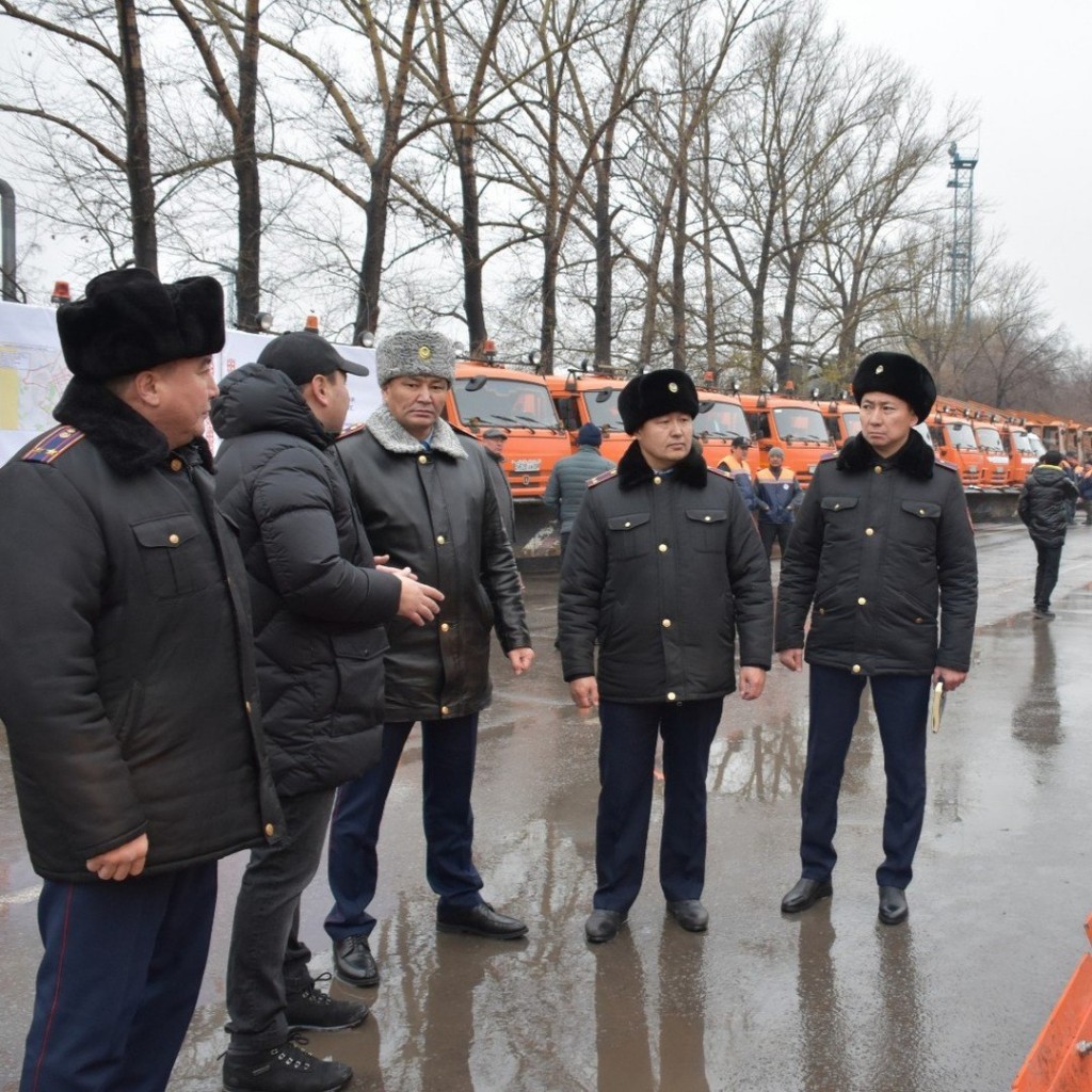Карагандинские полицейские проверили готовность дорожных и коммунальных служб и техники к зиме