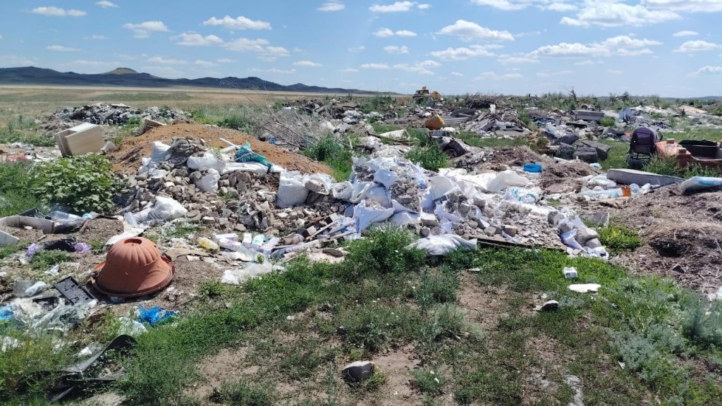 «Таза Қазақстан»: в Абайском районе продолжается работа по ликвидации несанкционированных свалок