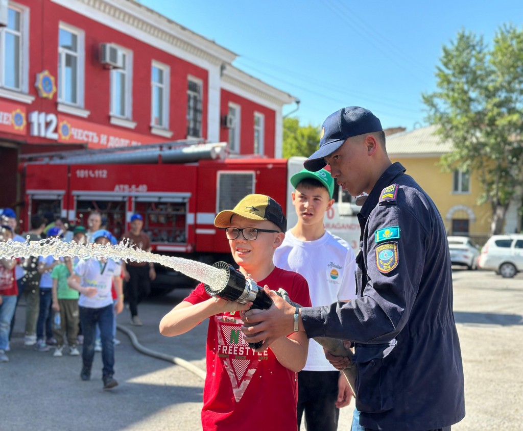 В Караганде спасатели устроили праздник для воспитанников детского дома