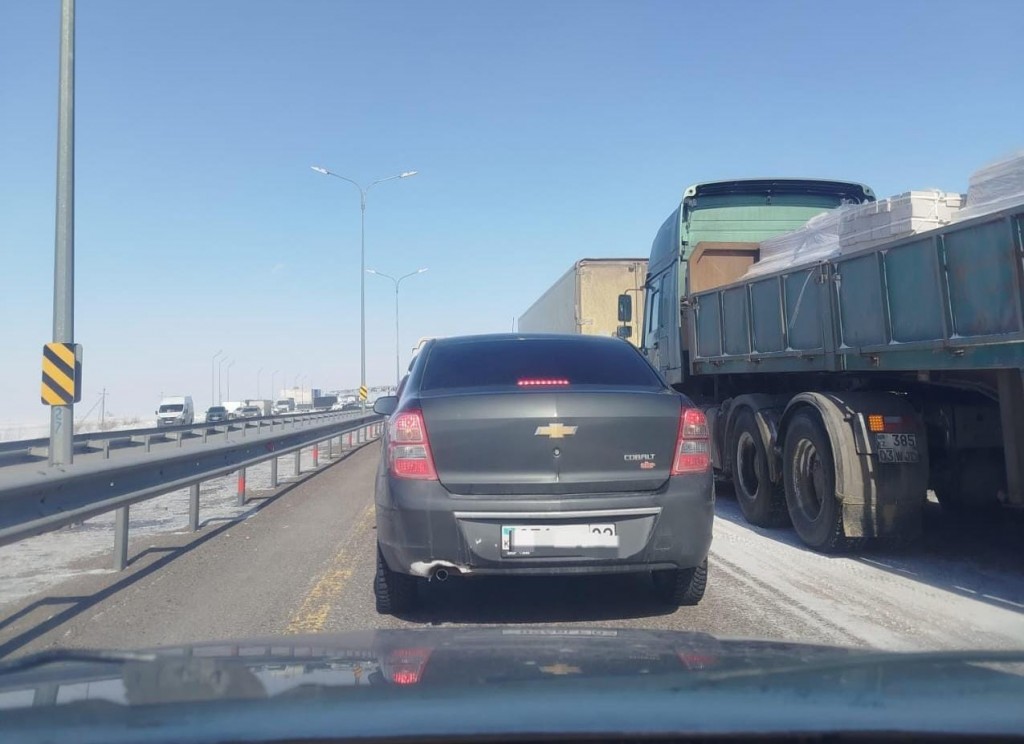 Больше суток остается закрытой трасса Темиртау – Астана