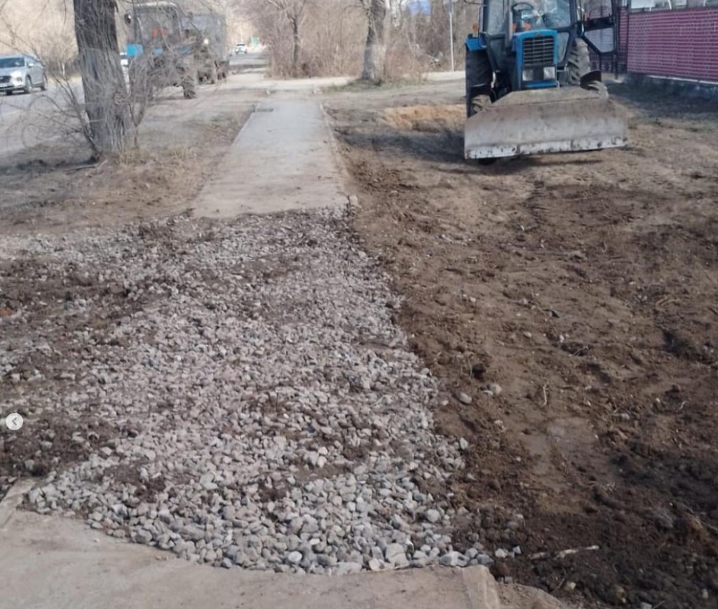 В Караганде ребёнок упал в яму на тротуаре, катаясь на самокате