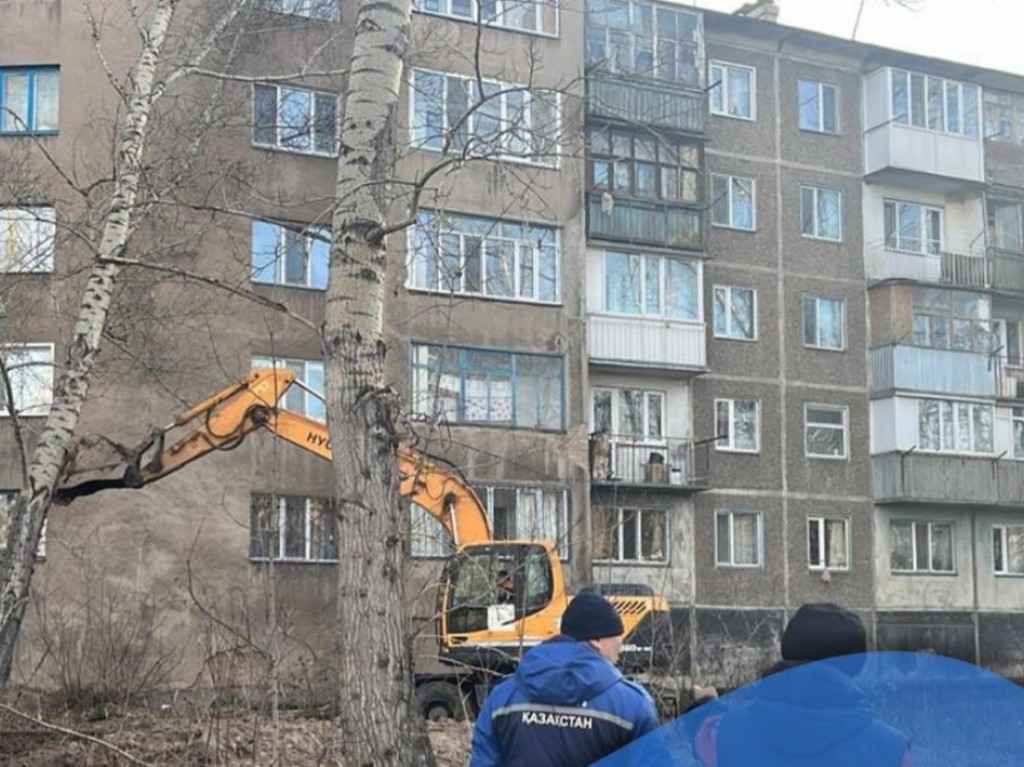 Из-за высоких деревьев возле дома бригада ТОО «Караганды Су» не может устранить прорыв на трубопроводе