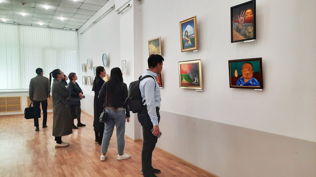 Пейзажи, портреты, жизнь: что представил художник Карипбек Куюков на своей персональной выставке в Караганде