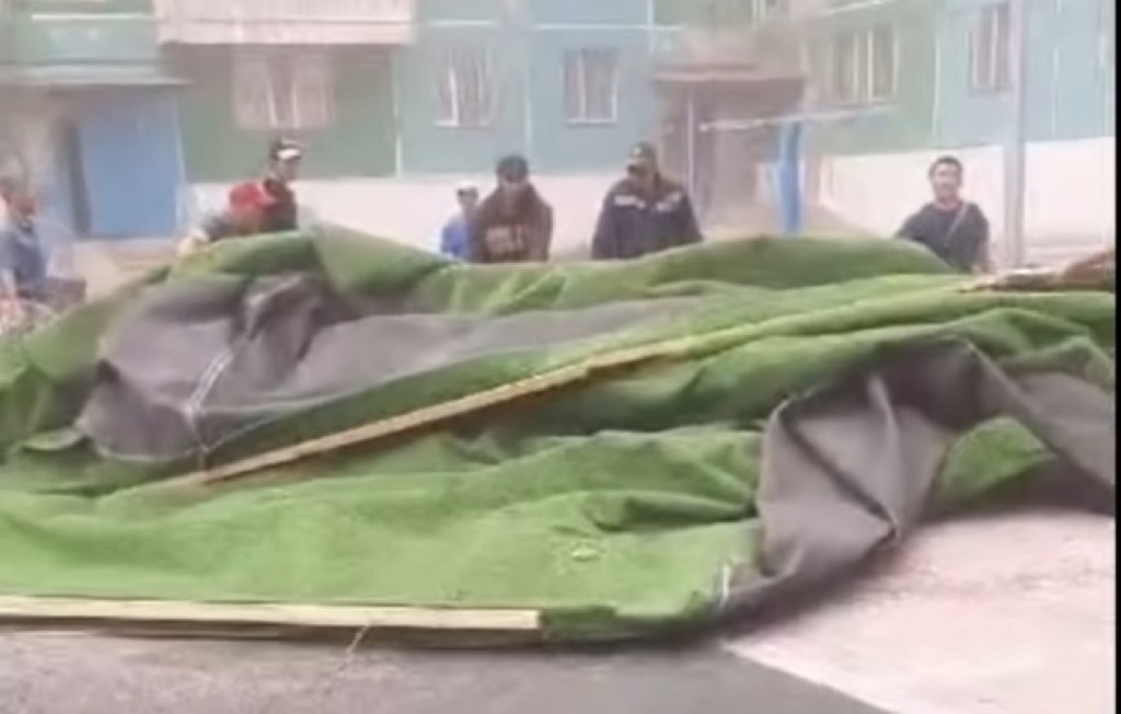 Тяжелые травмы получили дети во время ЧП с сорванным газоном в Караганде