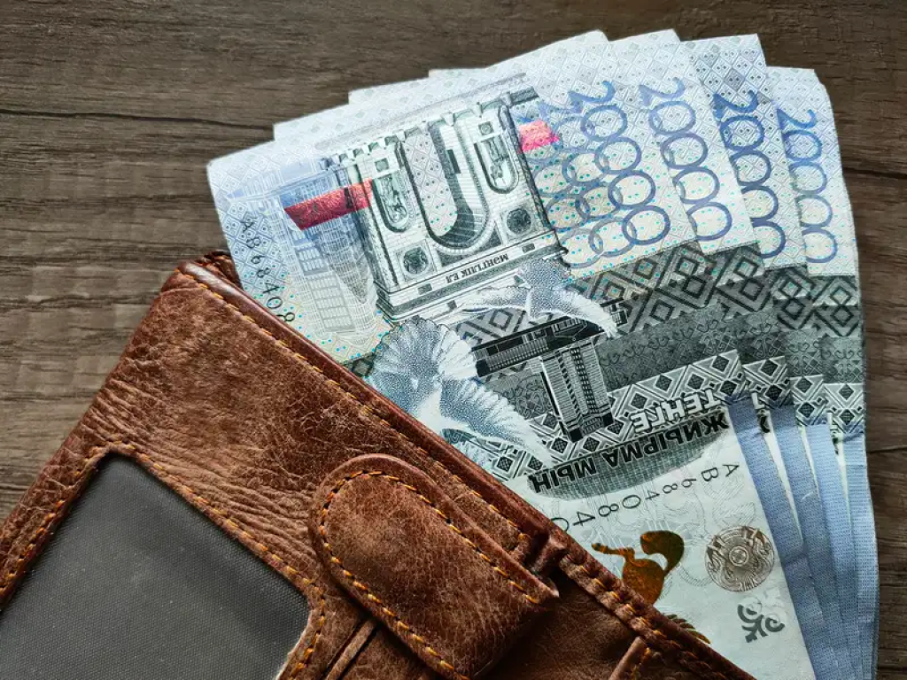 Какие зарплаты платили казахстанским спасателям во время борьбы с паводками