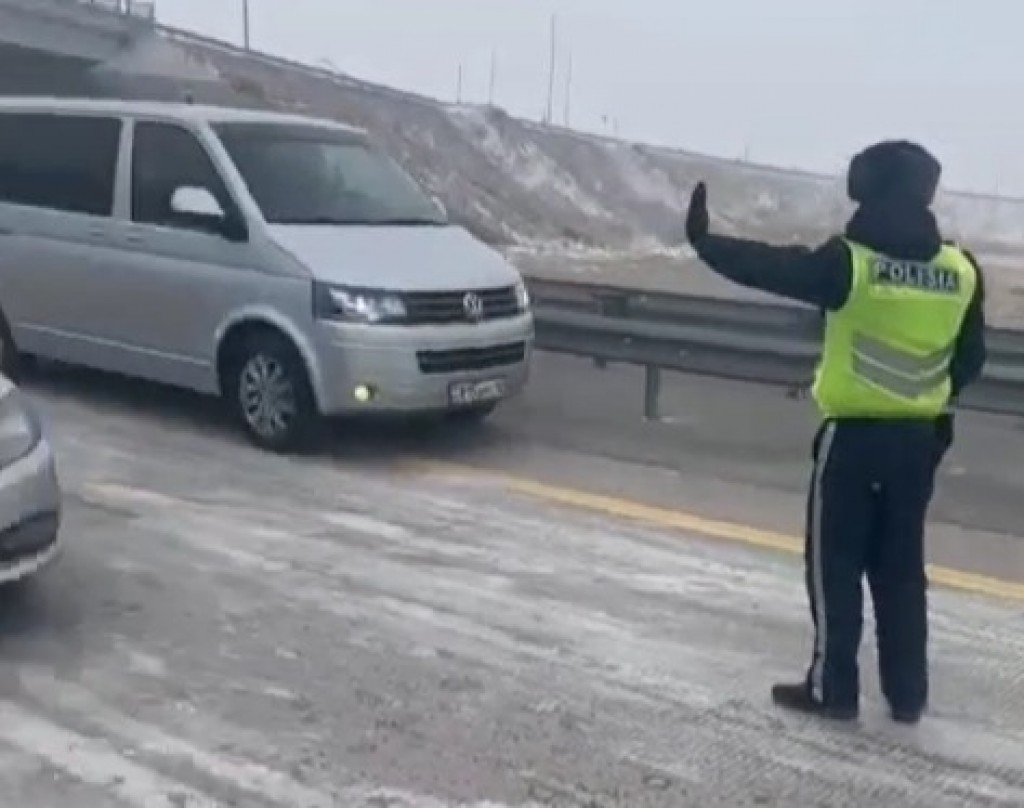 150 автомашин оказались в снежном плену на трассе в Карагандинской области
