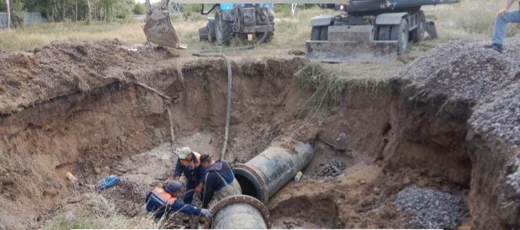 Крупную аварию на водоводе 800 мм в Караганде устранить не удалось. Работы продолжаются