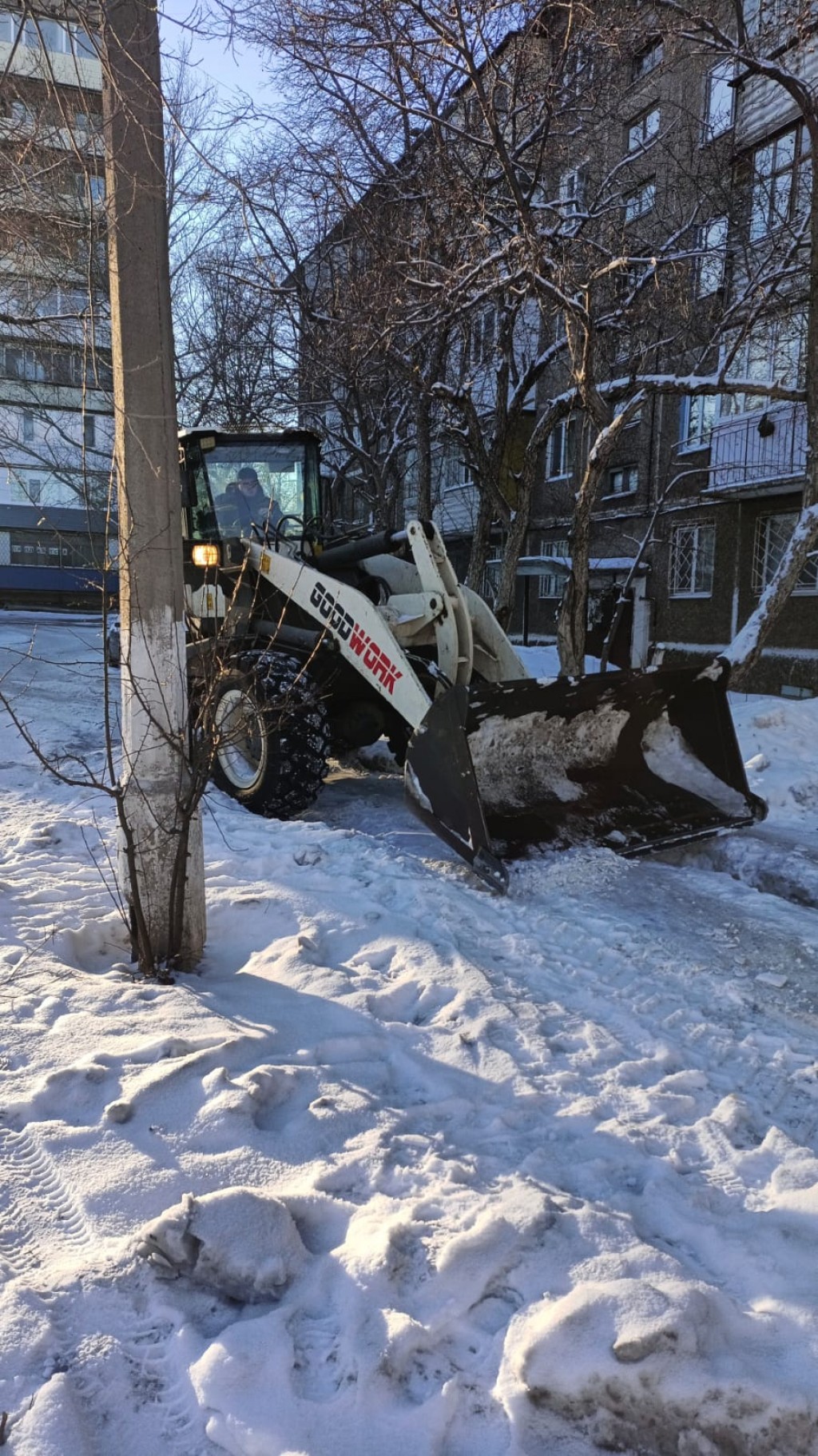 В Темиртау по заявкам жителей теперь очищают от снега дворы МЖД