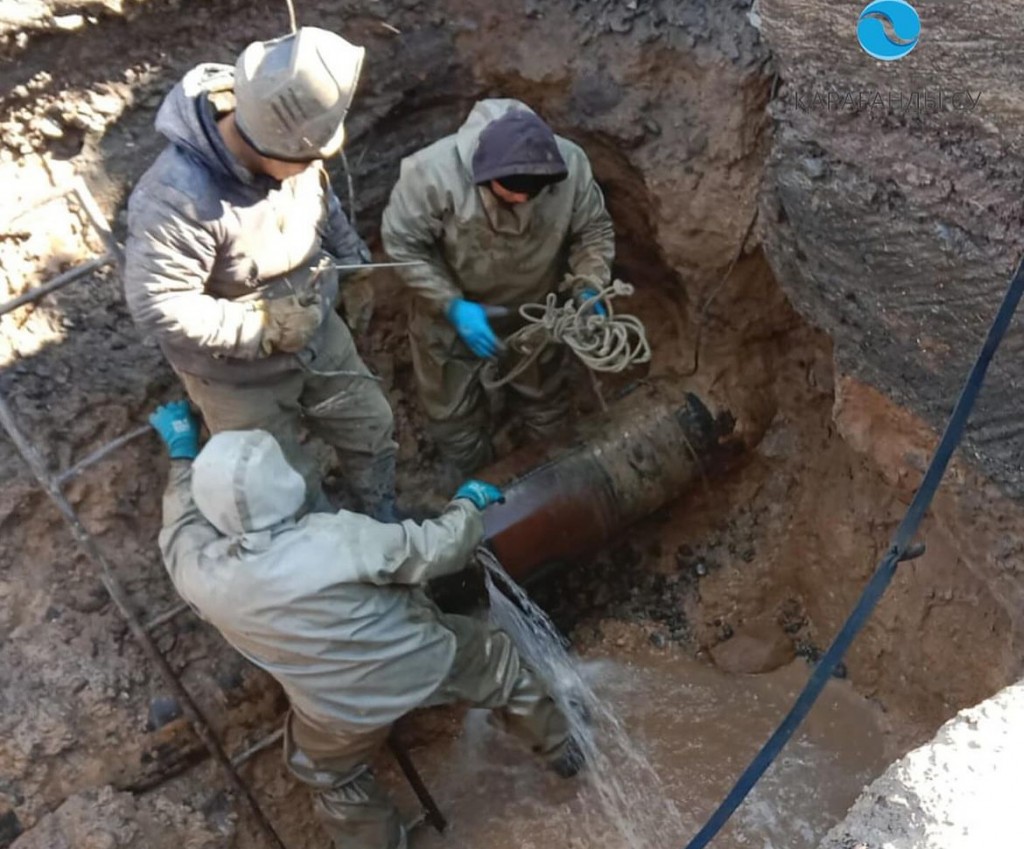 Водопроводную аварию устраняют в Караганде