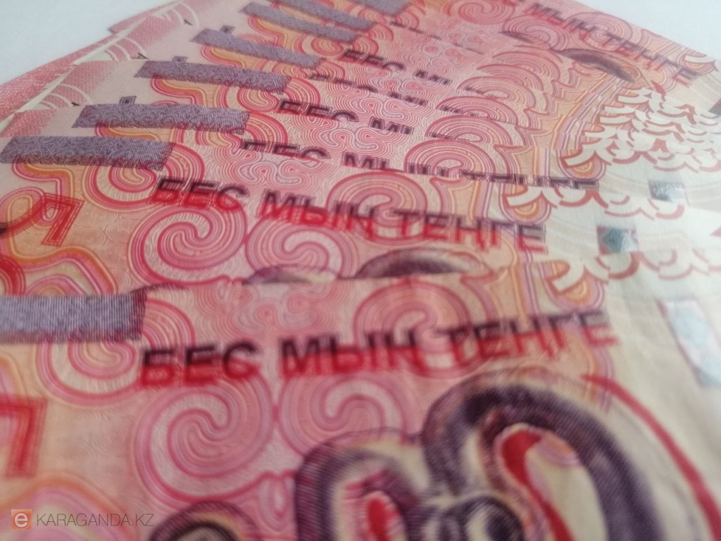 Казахстанцы массово переводят сбережения в тенге