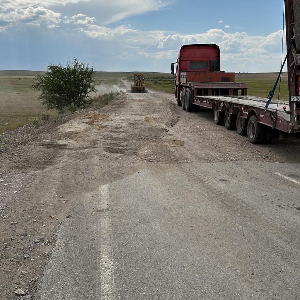 В Темиртау начали укладывать асфальт на дороге, ведущей к мусульманскому кладбищу