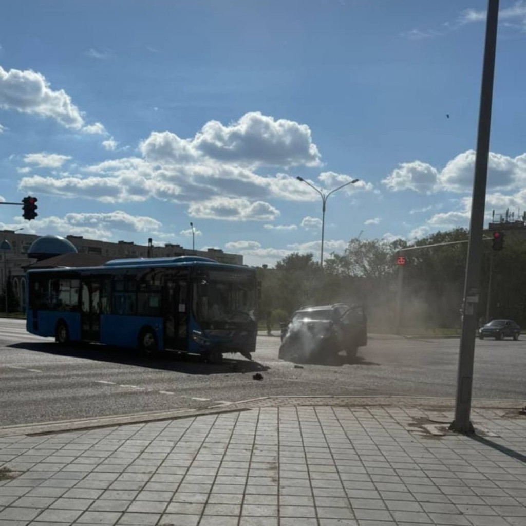 Шесть человек пострадали в автобусе после ДТП в Караганде