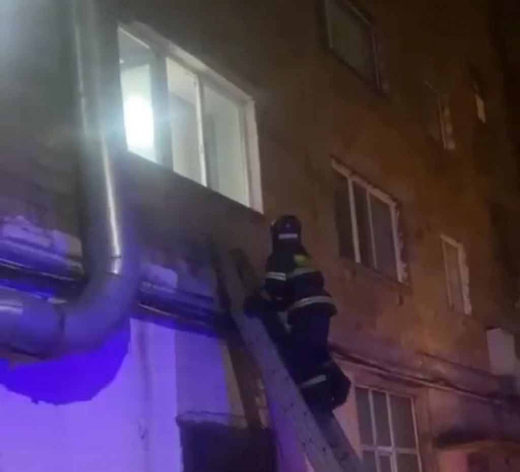 Карагандинские спасатели помогли детям, запертым в квартирах