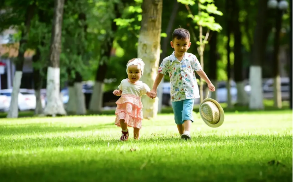 Сделать День защиты детей государственным праздником предложил депутат в Казахстане