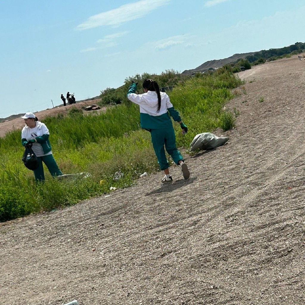 25 мешков мусора собрали члены отряда «Жасыл ел» с берега Балхаша