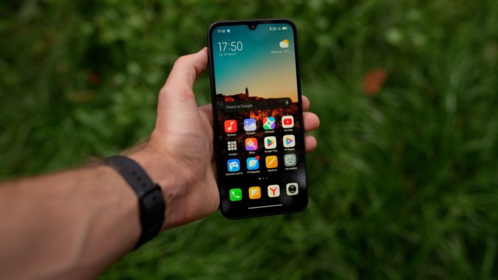 Xiaomi Redmi 15С смартфонын ұсынады: Әсем дизайн. Толықтай баурайтын көрініс. Ұзақ күнге жететін қуат