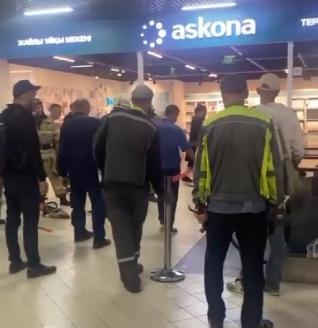 Карагандинские врачи спасли маленькому мальчику руку, которую затянуло в эскалатор