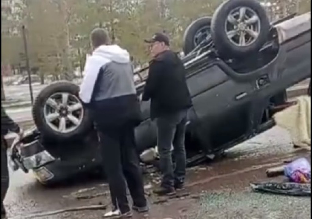 В Темиртау в результате ДТП перевернулся легковой автомобиль