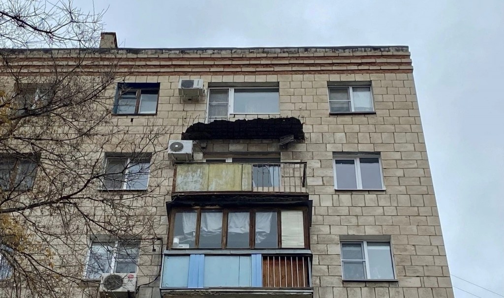 В Балхаше на жительницу упала балконная плита