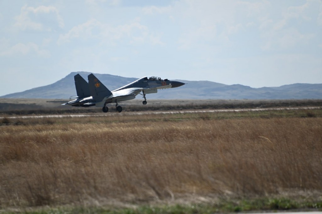 В Караганде проходят тренировочные полеты перед Парадом Победы