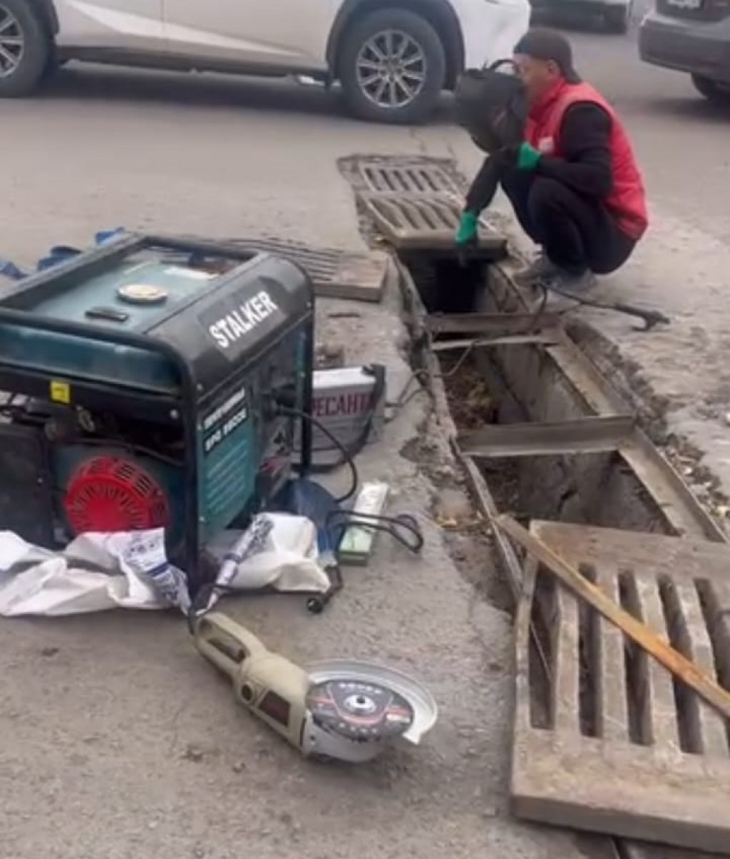 В Караганде с дороги возле ТД «Абзал» украли ливнёвку