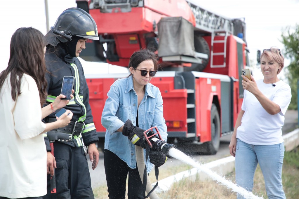 В Караганде журналисты меняли профессию: работники СМИ попробовали себя в роли спасателей