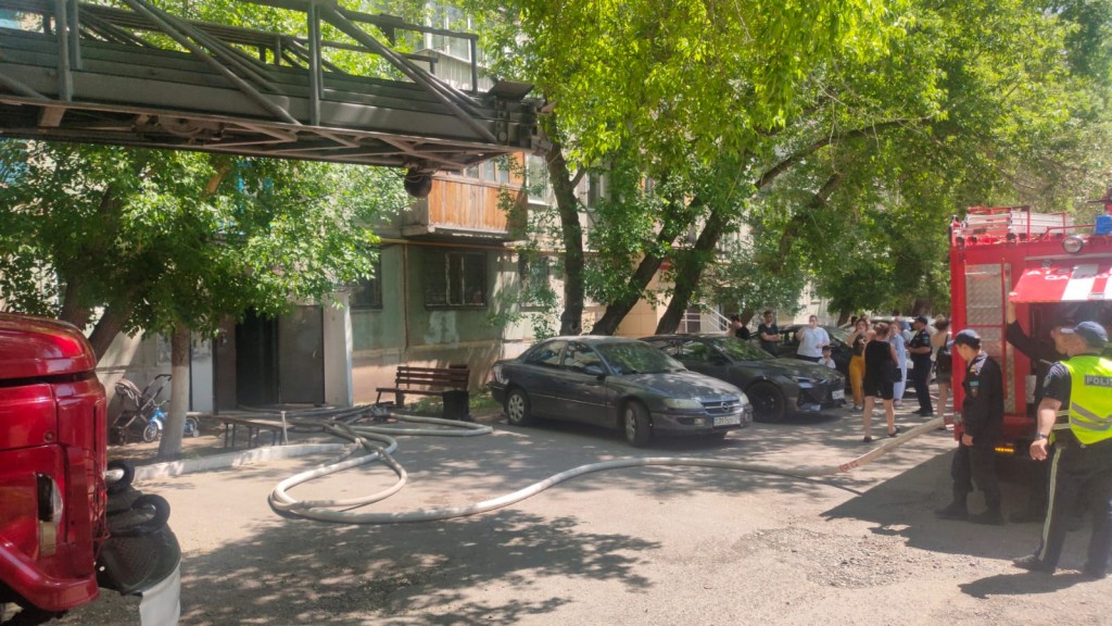 В Карагандинской области огнеборцы спасли шесть человек во время пожаров