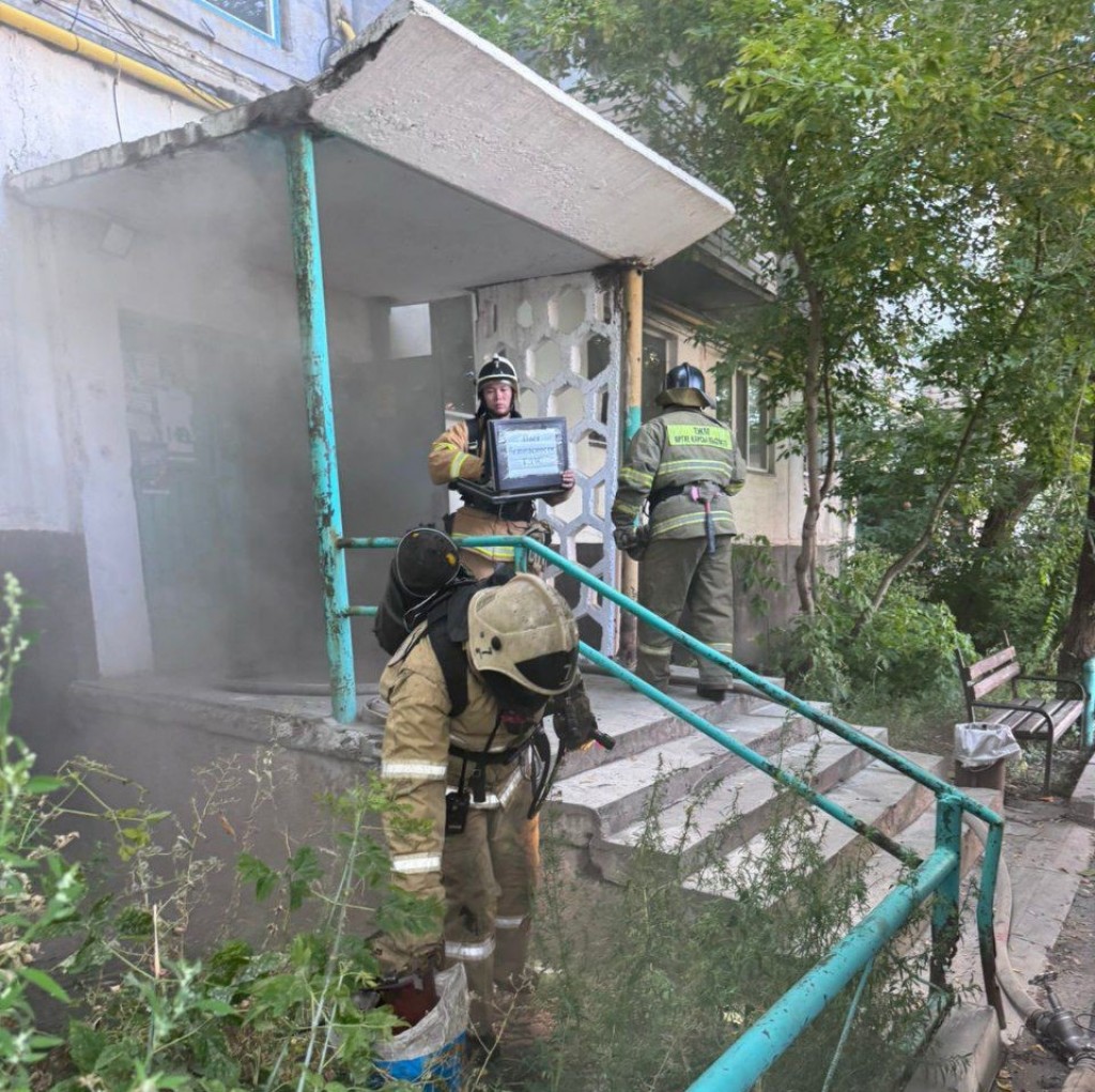 Карагандинские работники ДЧС предотвратили взрыв и спасли людей